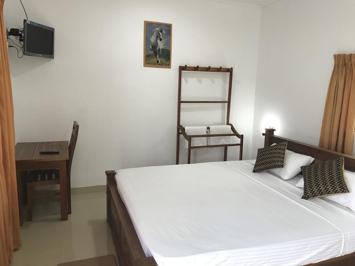 Deshani Holiday Inn Dambulla Exterior photo