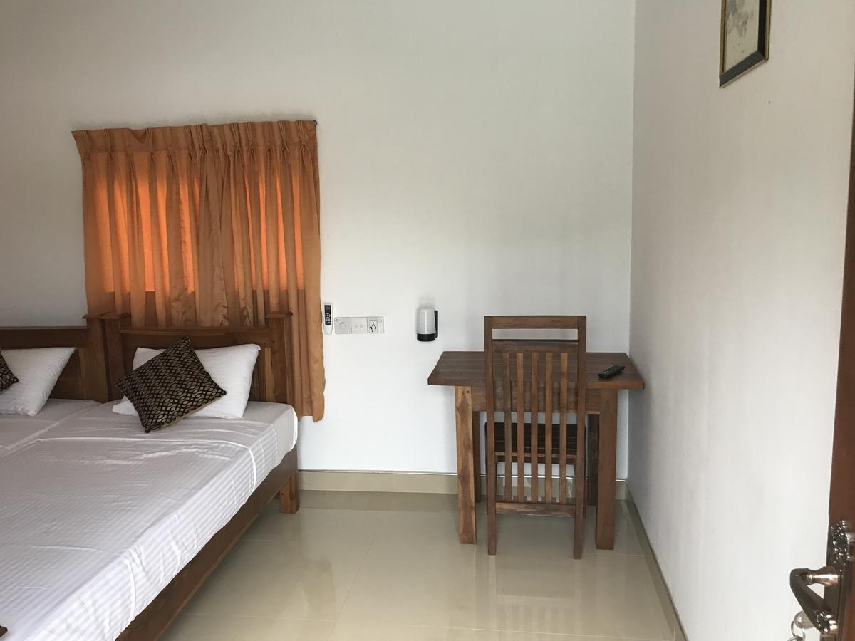 Deshani Holiday Inn Dambulla Exterior photo