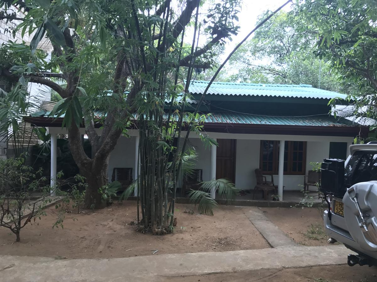 Deshani Holiday Inn Dambulla Exterior photo