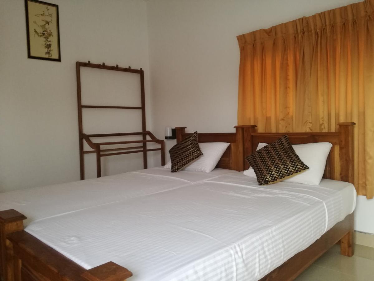 Deshani Holiday Inn Dambulla Exterior photo
