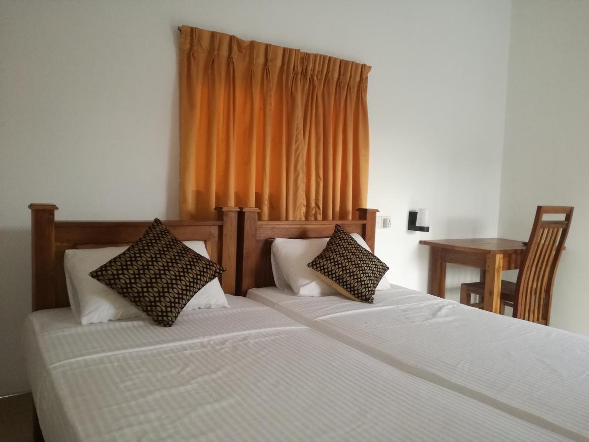 Deshani Holiday Inn Dambulla Exterior photo