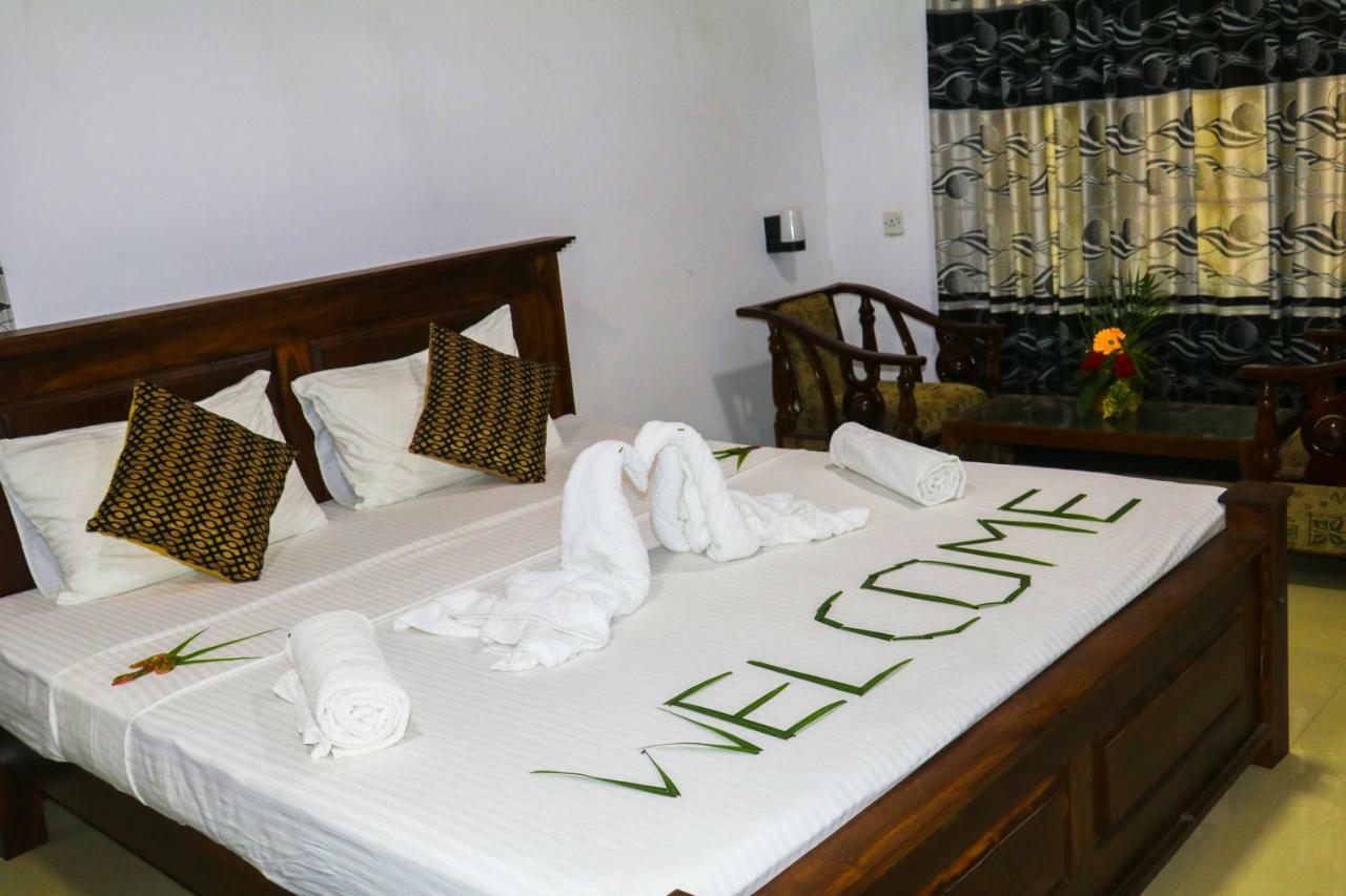 Deshani Holiday Inn Dambulla Exterior photo