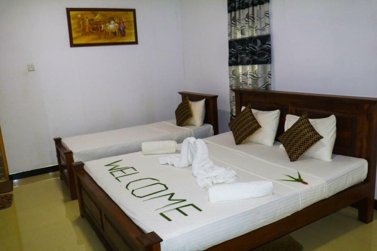 Deshani Holiday Inn Dambulla Exterior photo