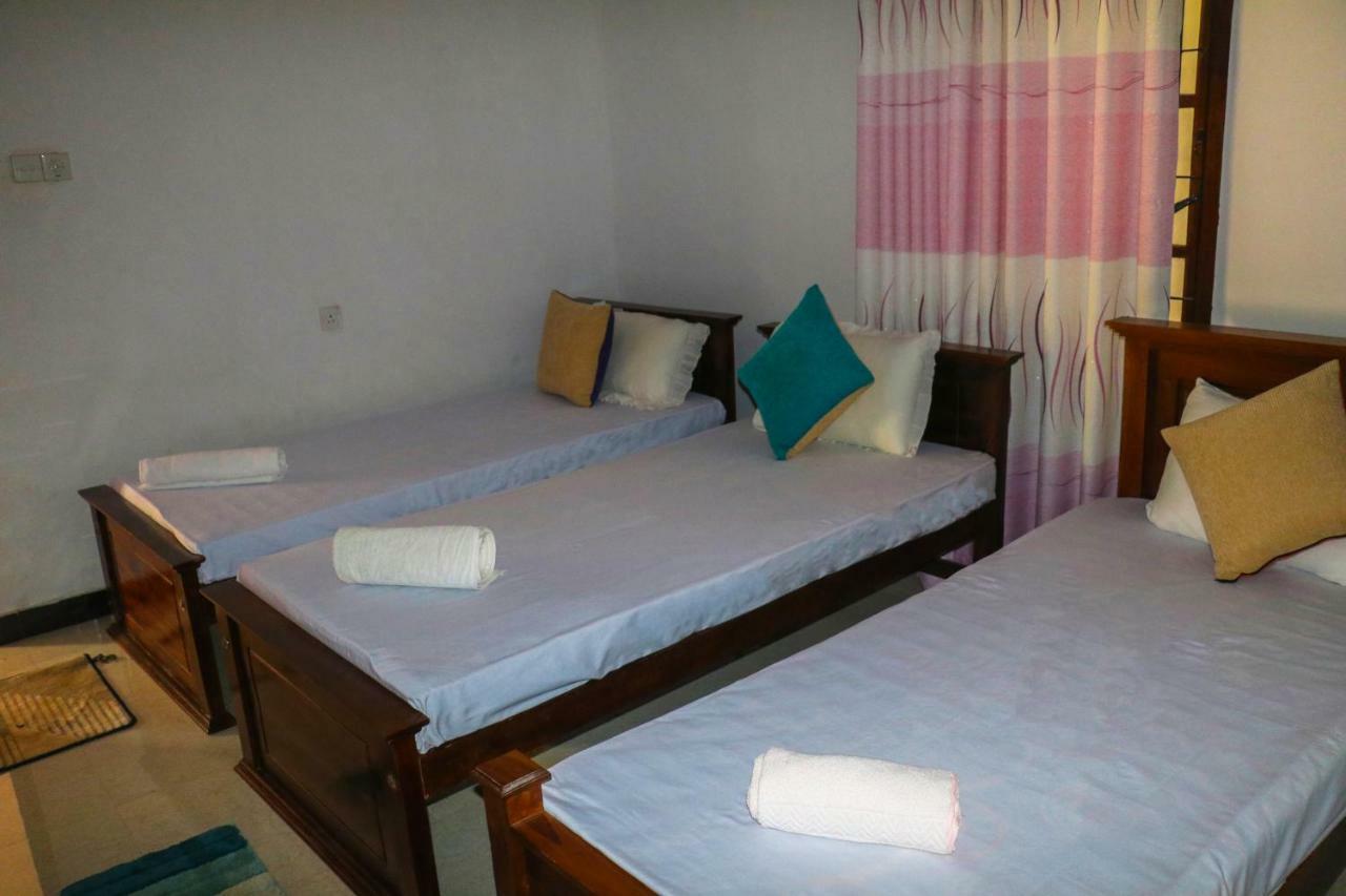 Deshani Holiday Inn Dambulla Exterior photo