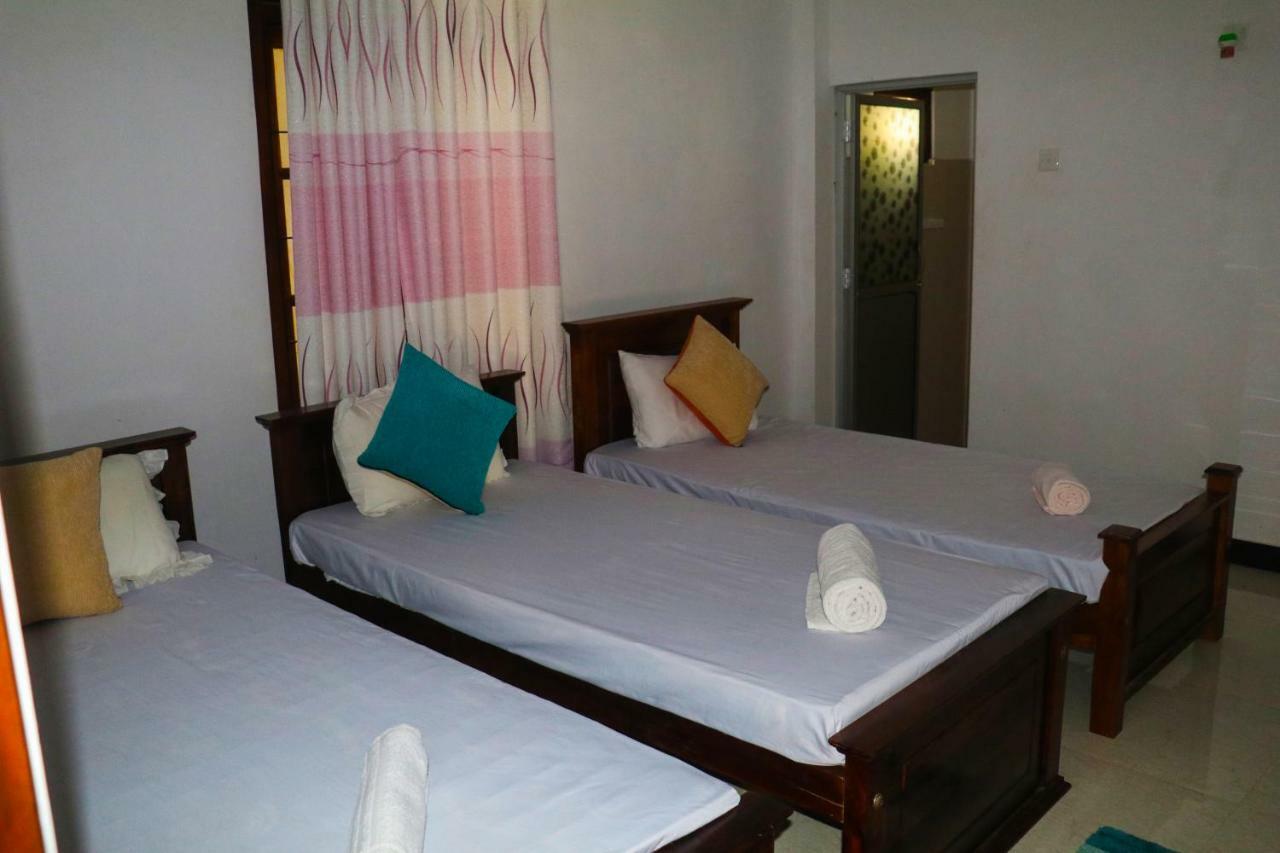 Deshani Holiday Inn Dambulla Exterior photo