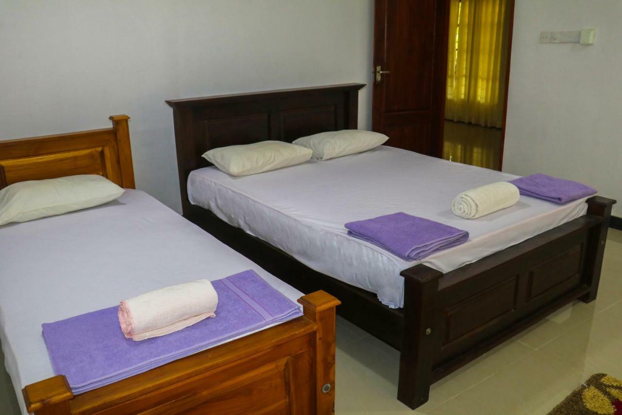 Deshani Holiday Inn Dambulla Exterior photo