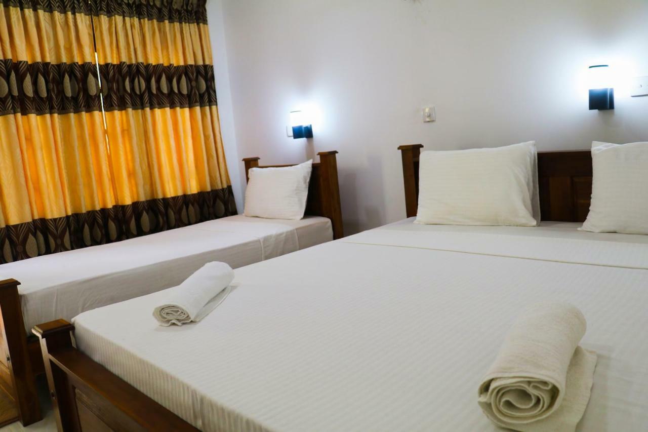 Deshani Holiday Inn Dambulla Exterior photo